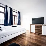 • Central 3 Bedroom Apt. Close To The Arena And Stadium *Up To 8 People*