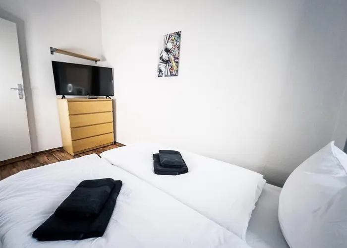 • Central 3 Bedroom Apt. Close To The Arena And Stadium *Up To 8 People*