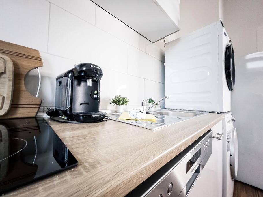 • 3 Bedroom Apt. Close To The Arena And Stadium *up To 8 People* Apartment *
