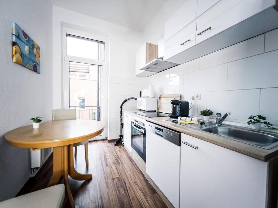 • 3 Bedroom Apt. Close To The Arena And Stadium *up To 8 People* Apartment