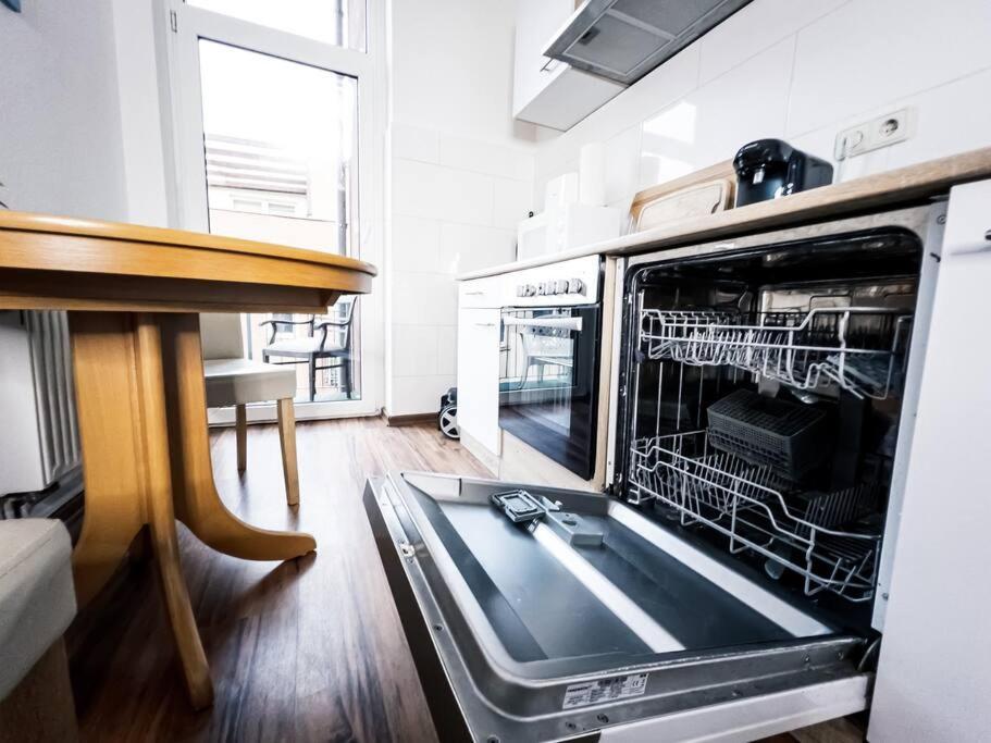 • 3 Bedroom Apt. Close To The Arena And Stadium *up To 8 People* Apartment