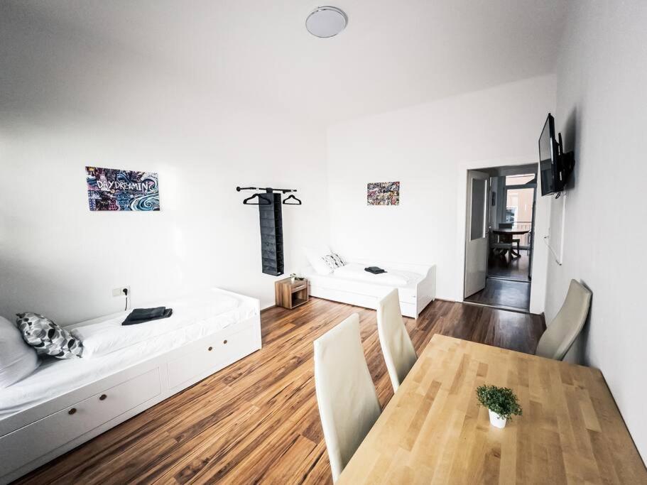 • 3 Bedroom Apt. Close To The Arena And Stadium *up To 8 People* *